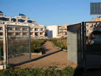 Qui si trova un cancello che d� accesso a un piccolo parco